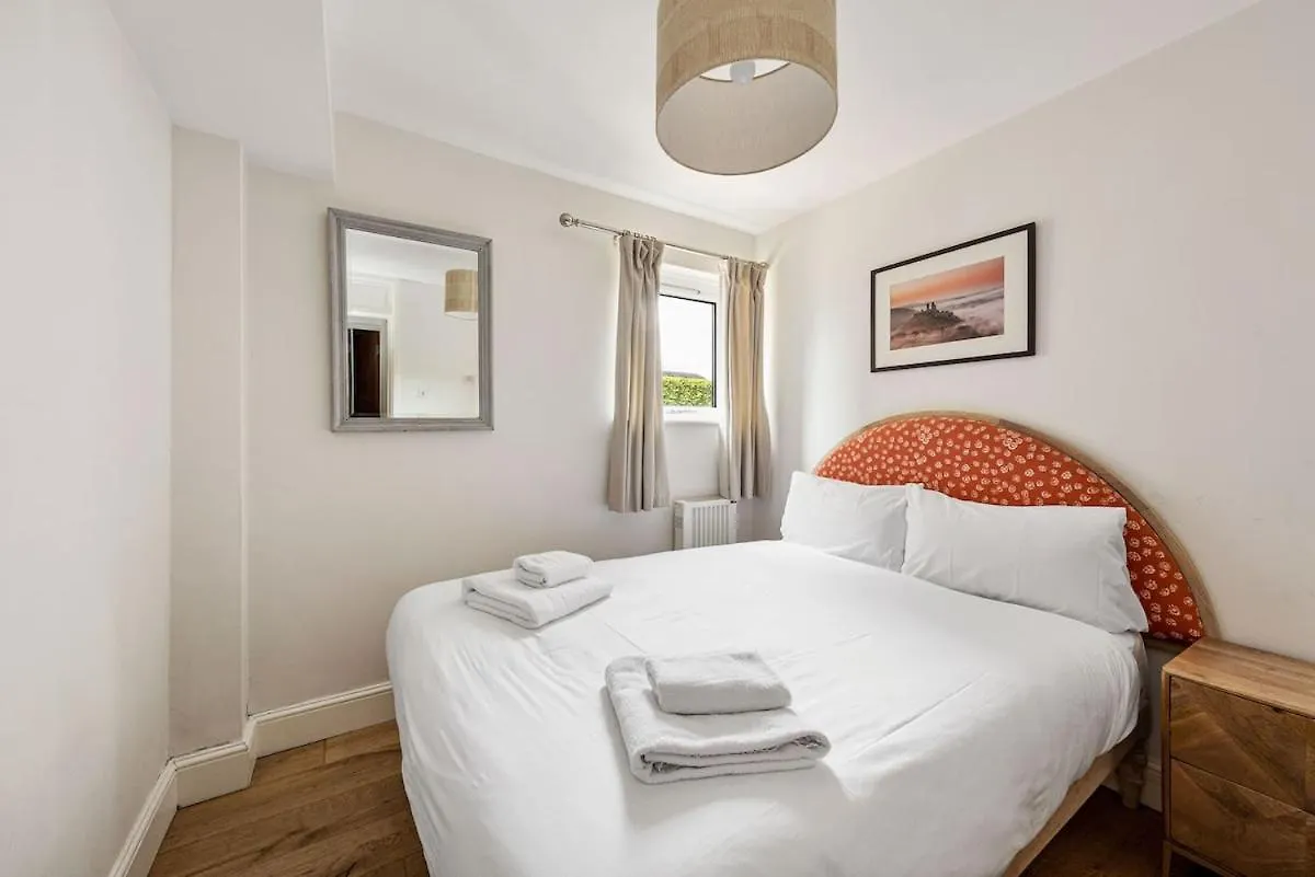 East London Waterfront 2 Bed Flat With Jacuzzi Tub 0*,  United Kingdom