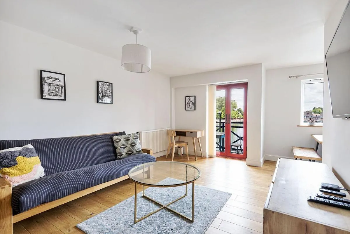 East London Waterfront 2 Bed Flat With Jacuzzi Tub